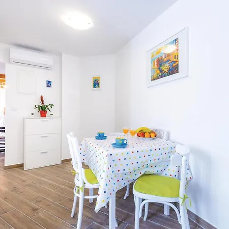 Three-bedroom In Mrcevo