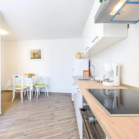 Three-bedroom In Feriehus Mrcevo